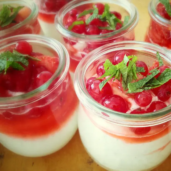 Rote-Grütze-Desserts mit Minze in kleinen Weckgläsern