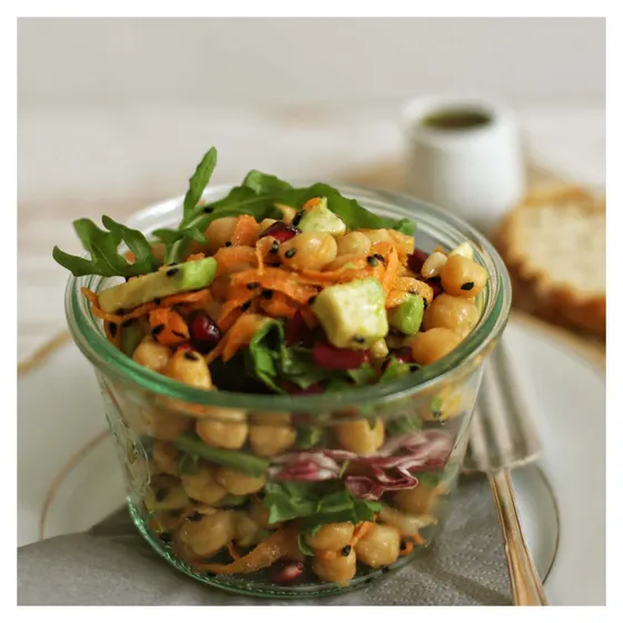 Kichererbsensalat mit Karotten und Rucola im Weckglas, dazu eine Scheibe Brot