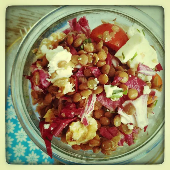Linsensalat mit Radicchio, Tomate und Käse in einem Weckglas